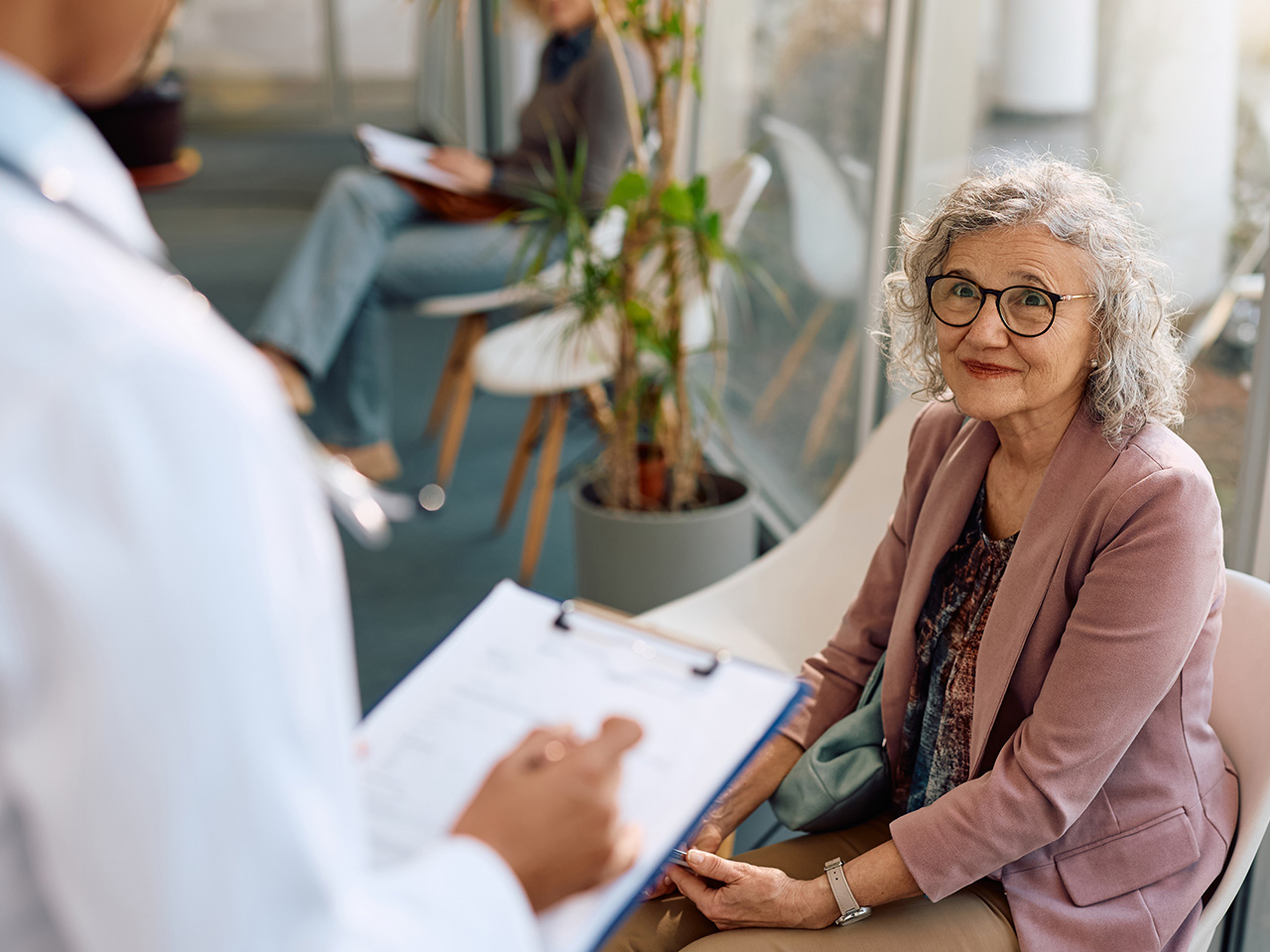 Anciana en la consulta del médico